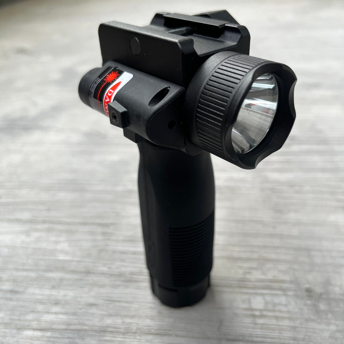 Vertical Foregrip 3 in 1 Flashlight (2000 Lumen)